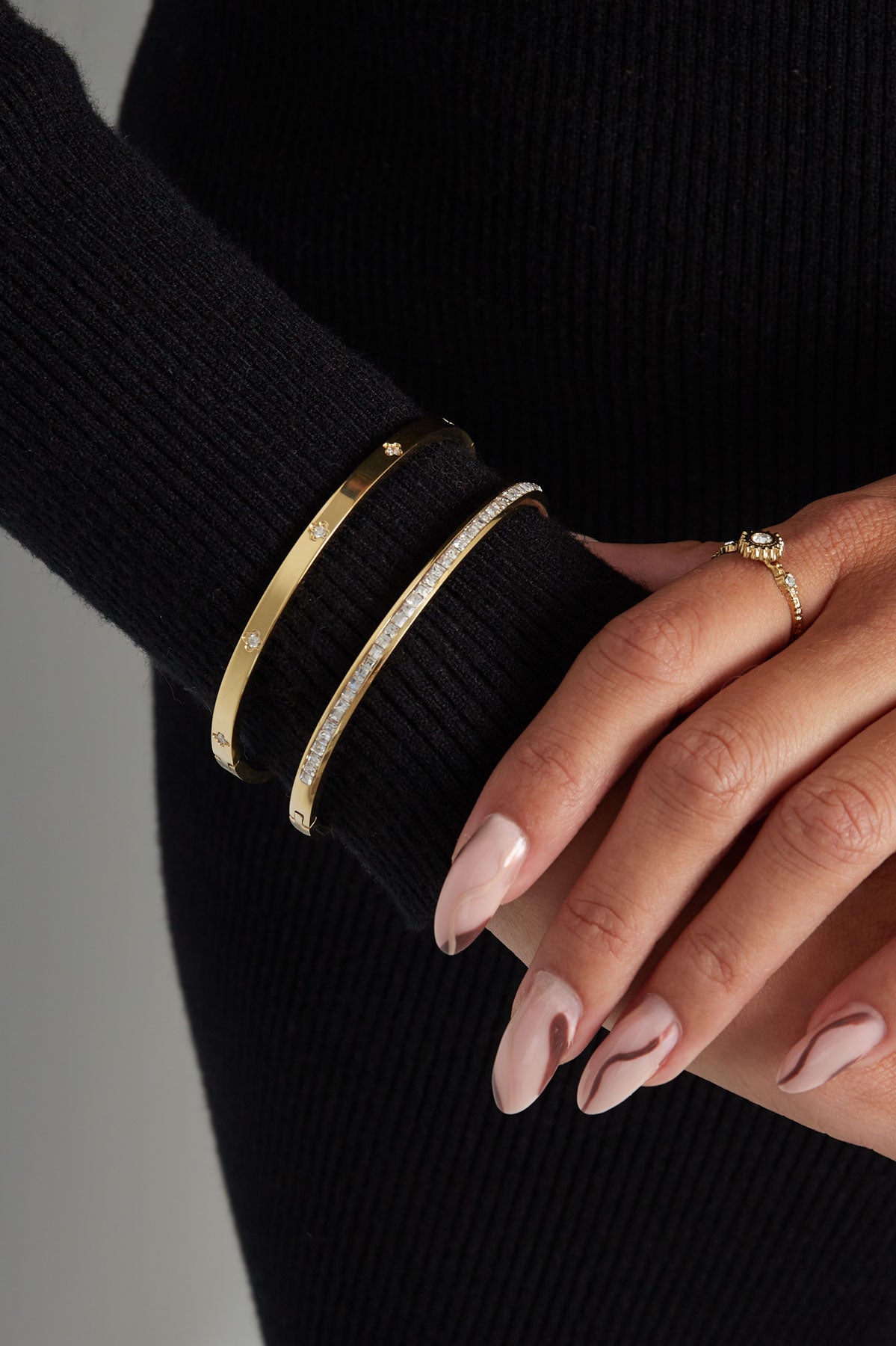 Sklavenarmband mit dünnen Steinen