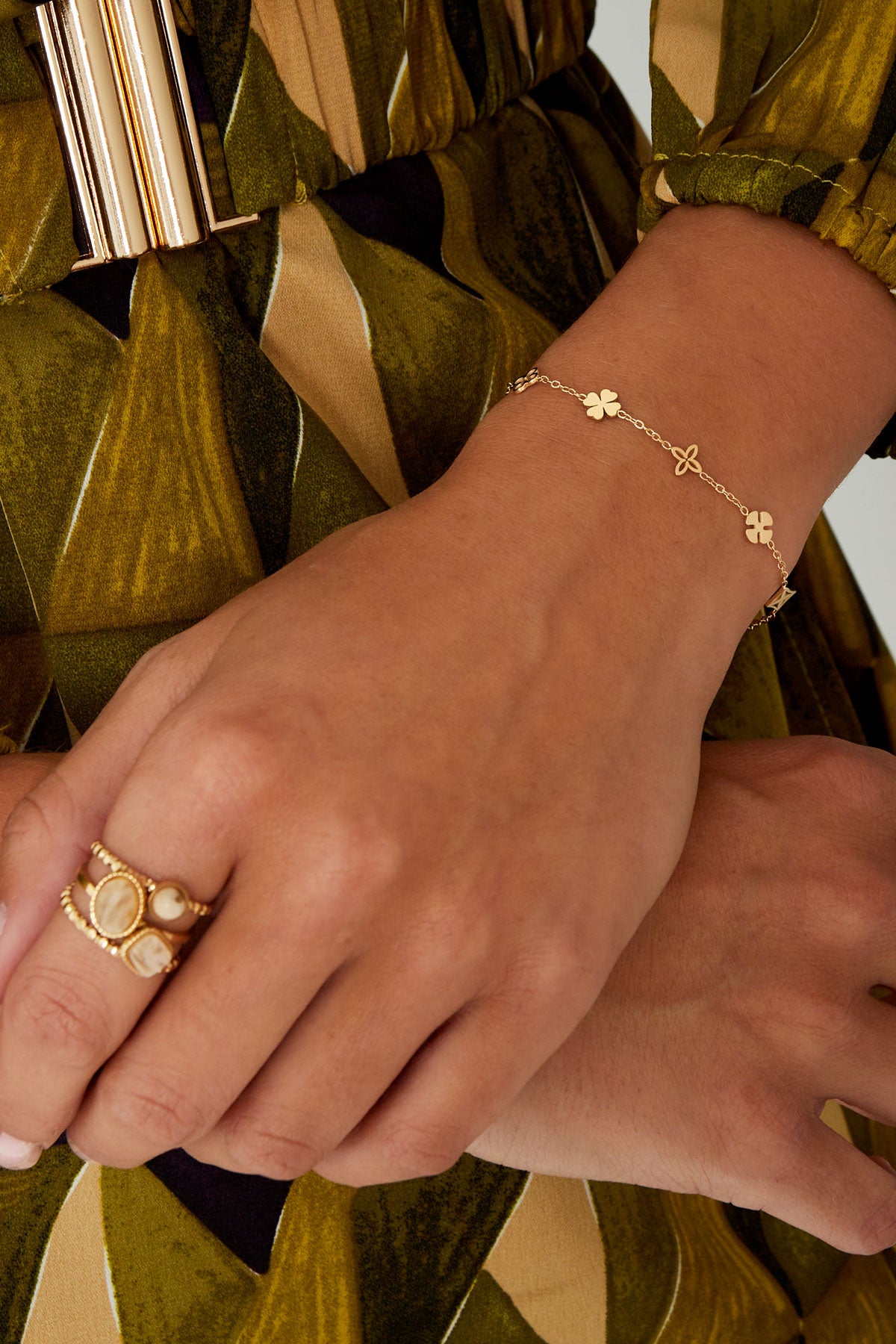 Armband mit fünf Anhängern – Goldfarbe - Goldfarbefarbe