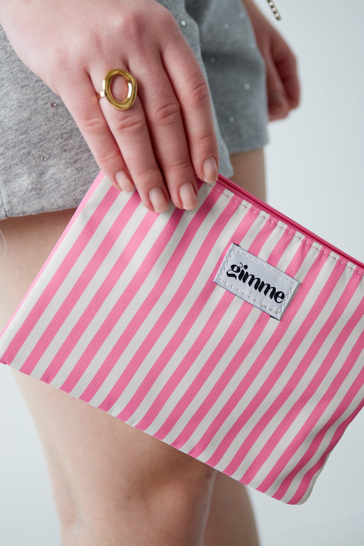 Flacher Kulturbeutel mit schmalen Streifen