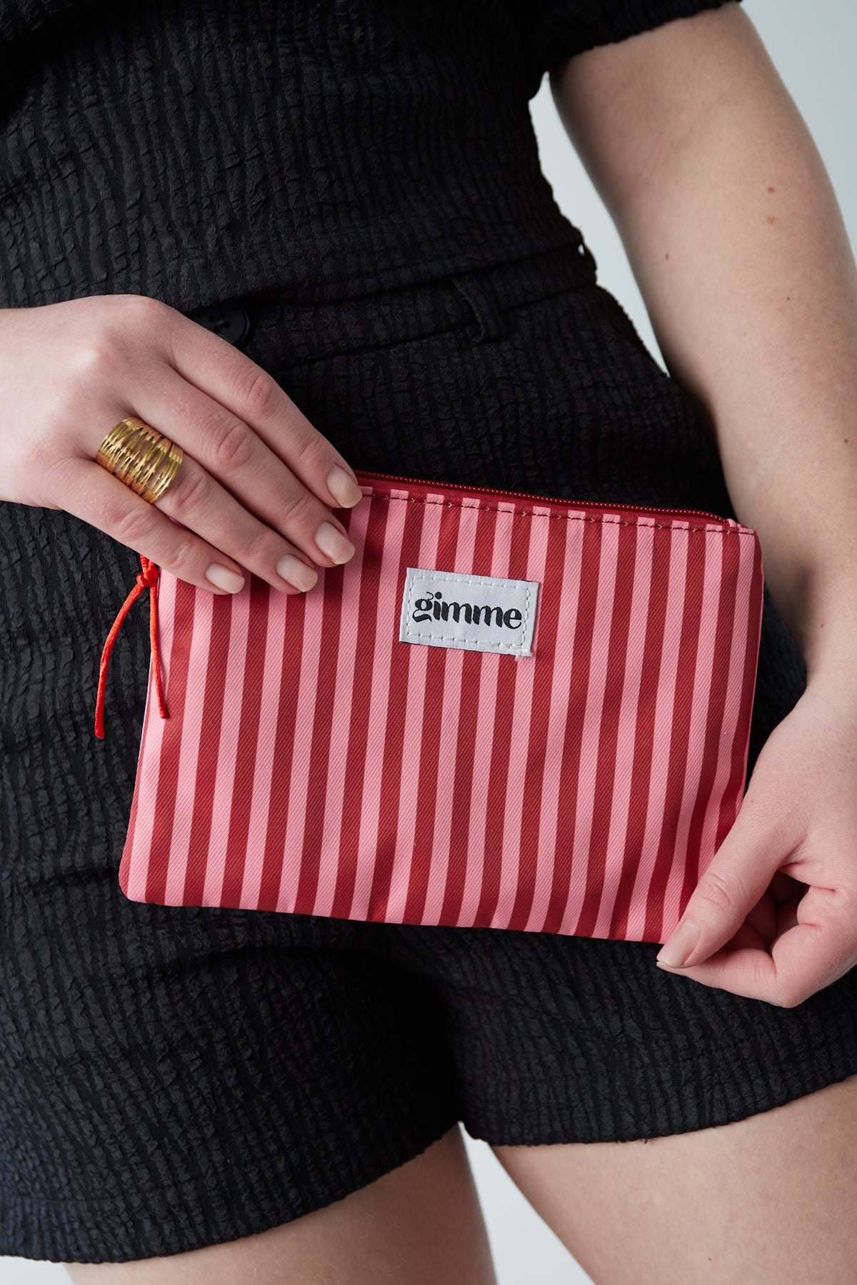 Flacher Kulturbeutel mit schmalen Streifen - Rosarot