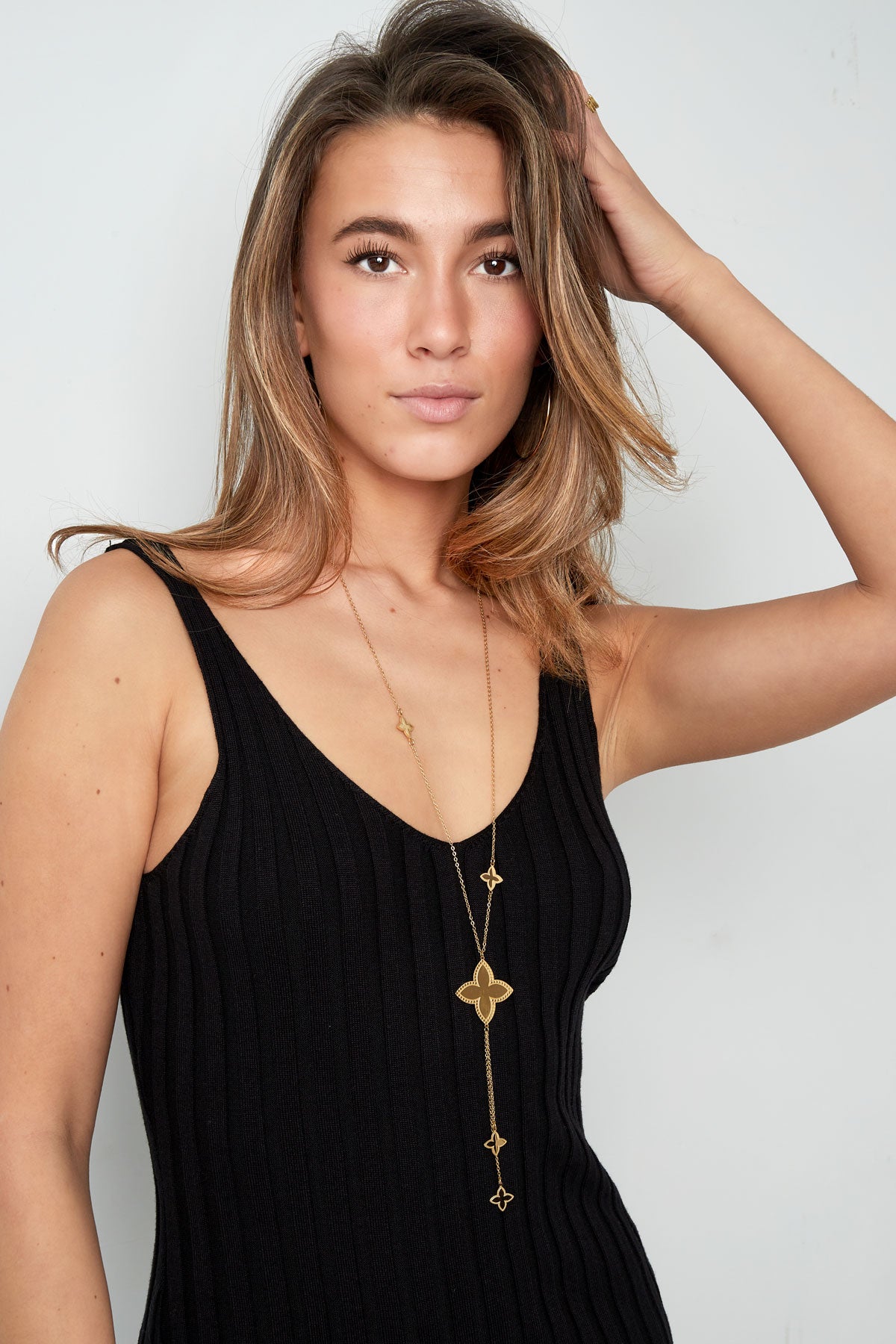 Lange Halskette mit verschiedenen Kleeblatt-Anhängern – Goldfarbe  - Goldfarbefarbe