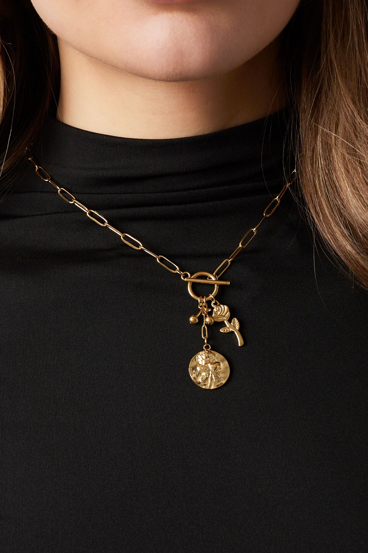 Halskette mit Anhänger „Schlafende Rose“ – Goldfarben