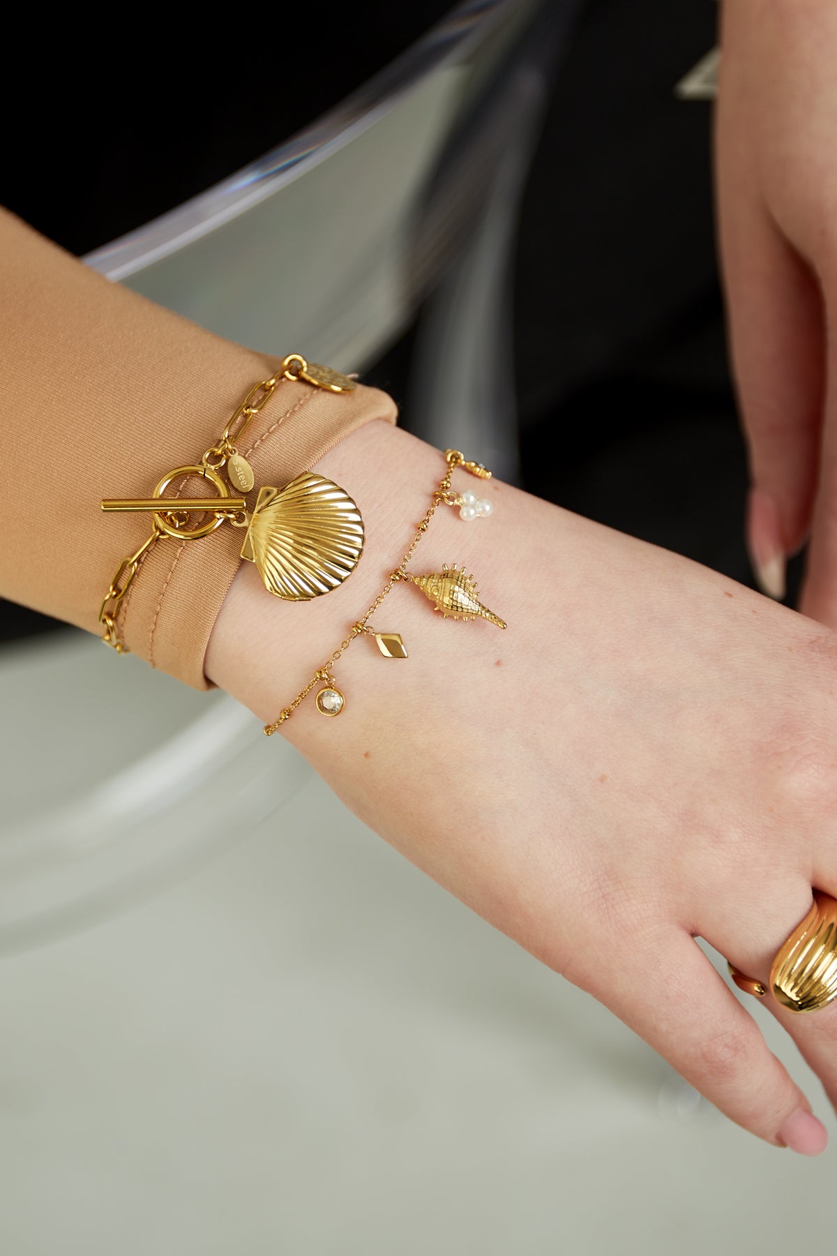 Armband mit Muschelanhänger - Goldfarben