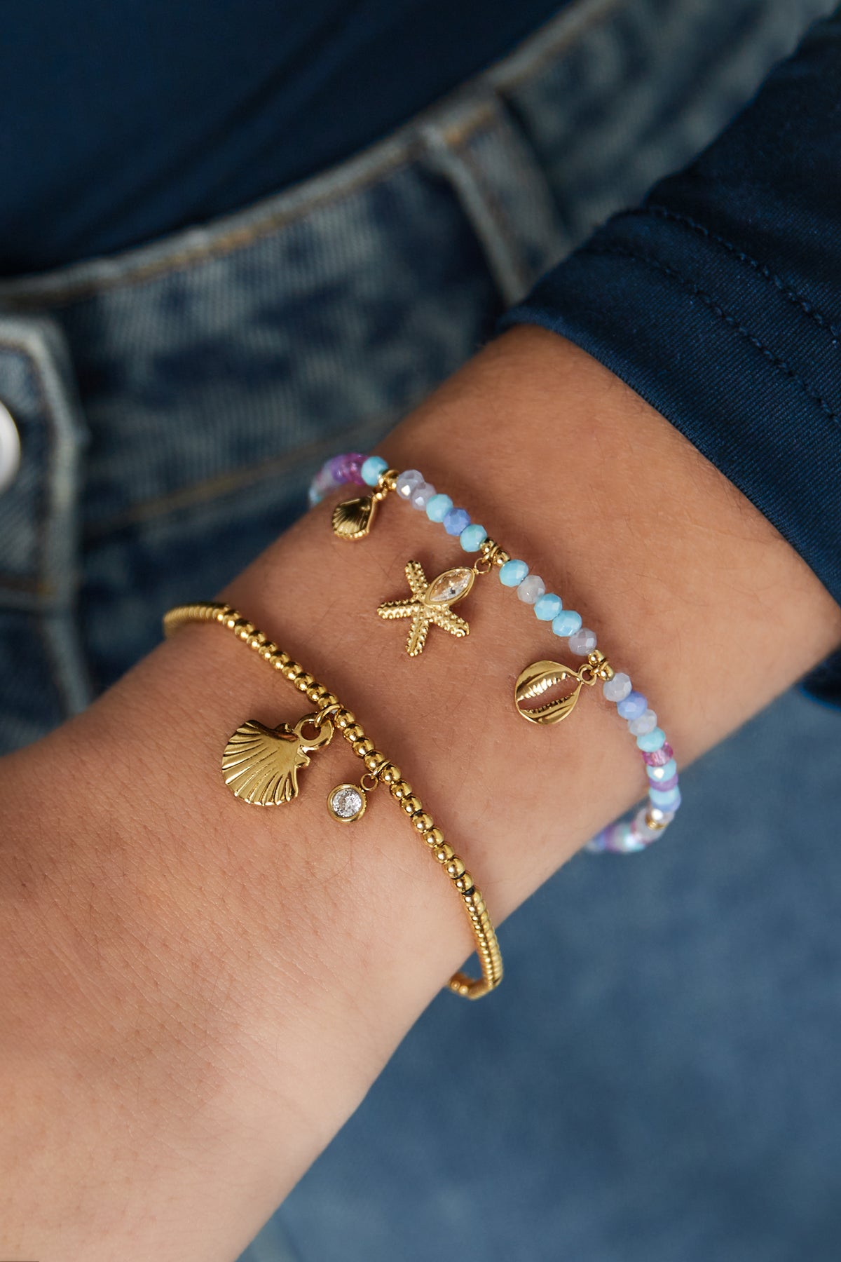 Schlichtes Armband mit glitzernder Muschel - Goldfarben