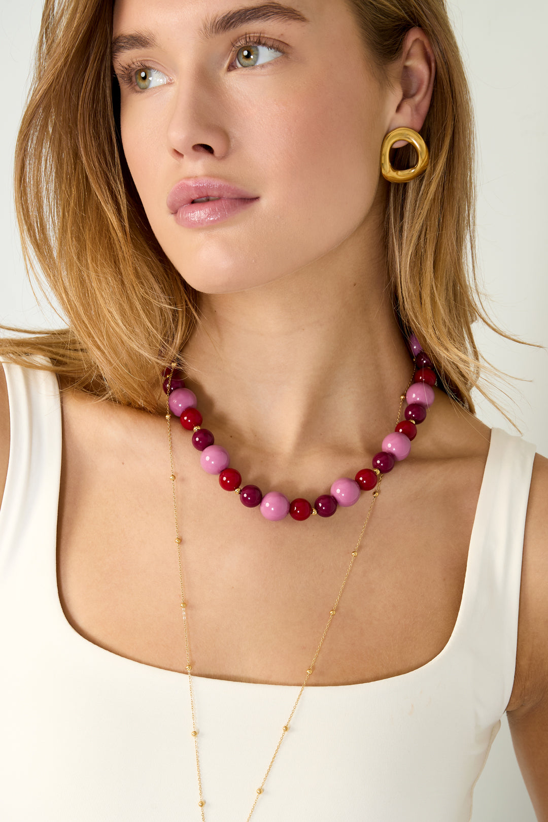 Halskette mit Perlen in verschiedenen Größen