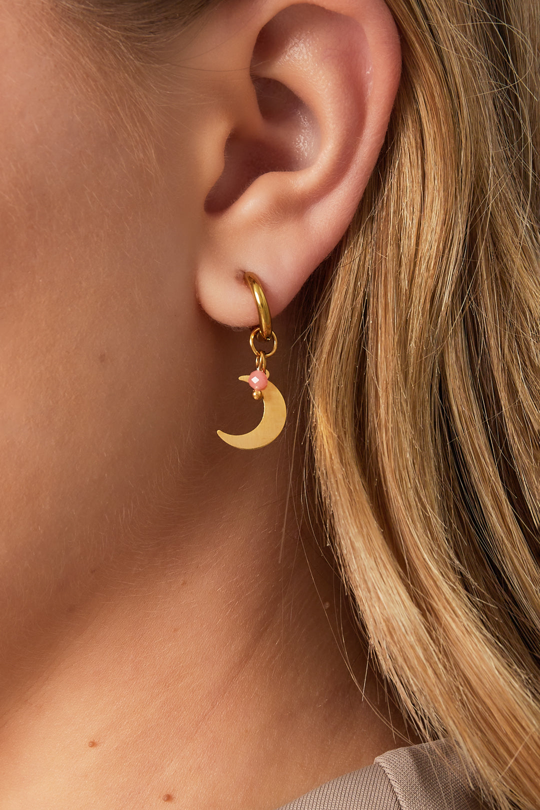 Ohrringe mit Mondanhänger und farbiger Perle