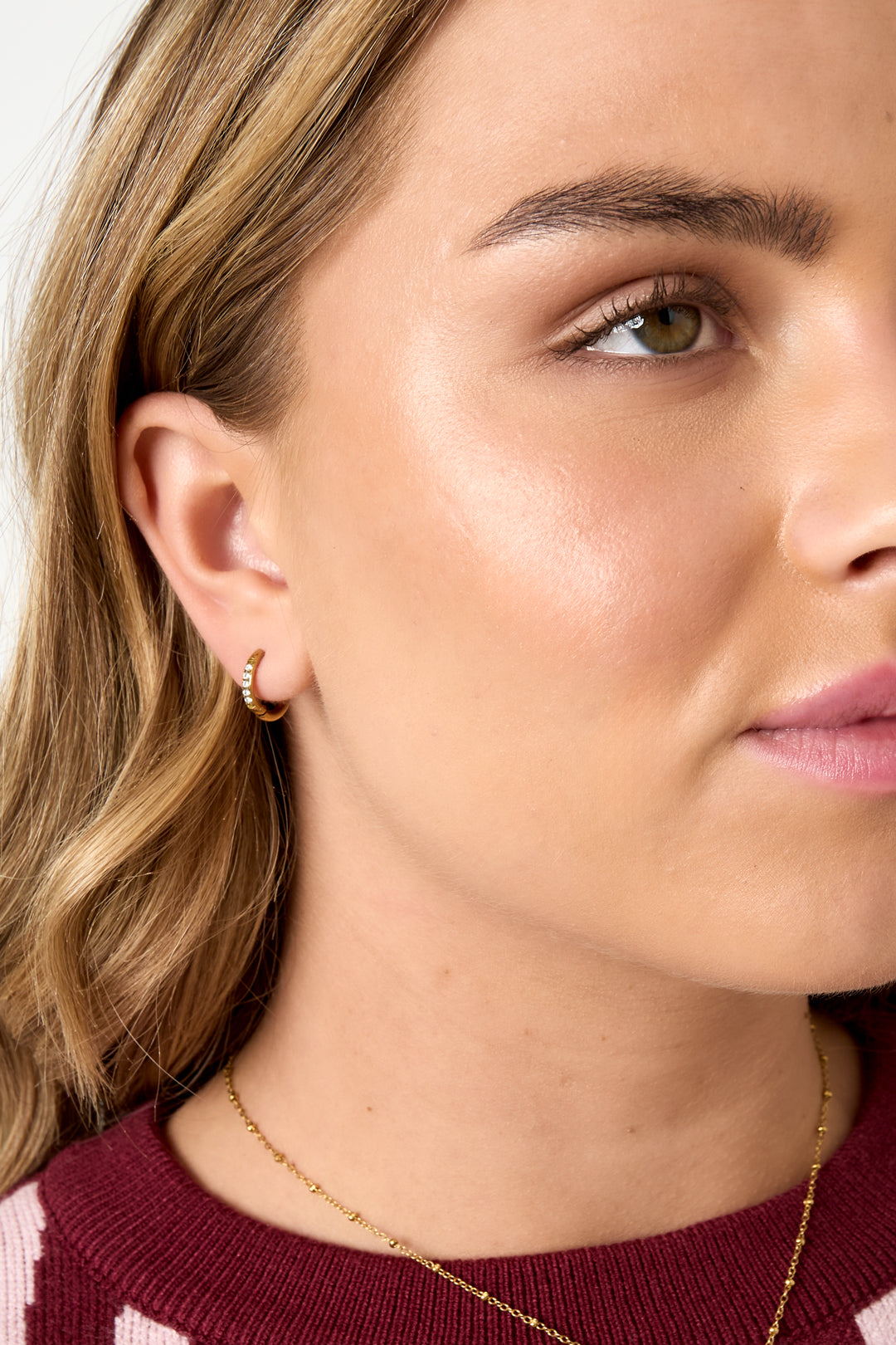 Kleine Ohrringe mit Steinen